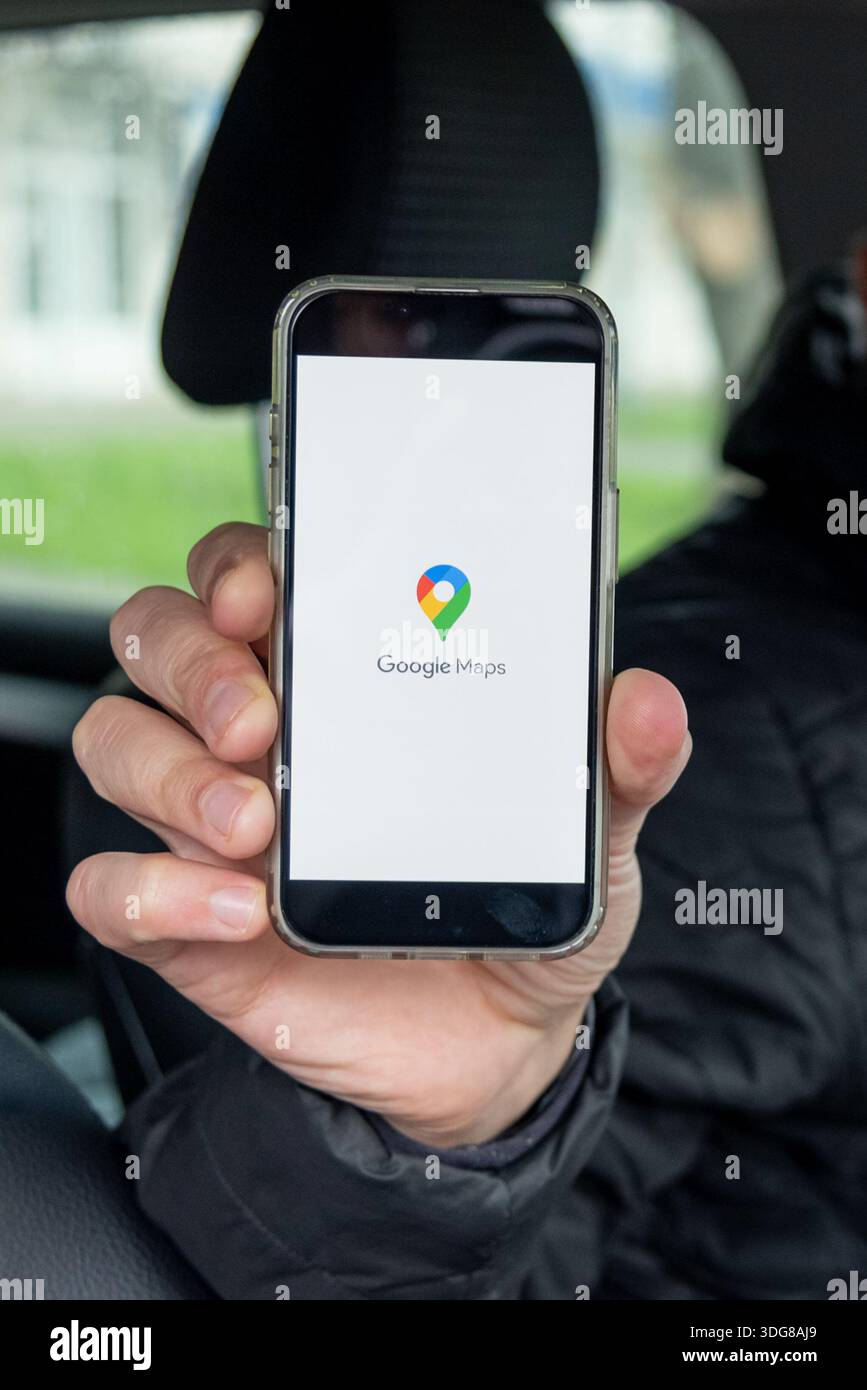 Bar, Montenegro, 12 gennaio 2026, navigatore smartphone app Google Maps per conducente Foto Stock
