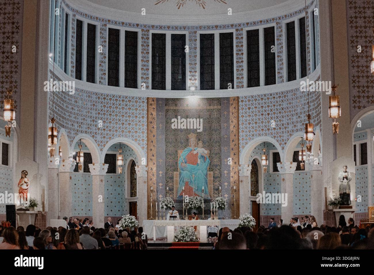 Cerimonia nuziale in una grande chiesa Foto Stock