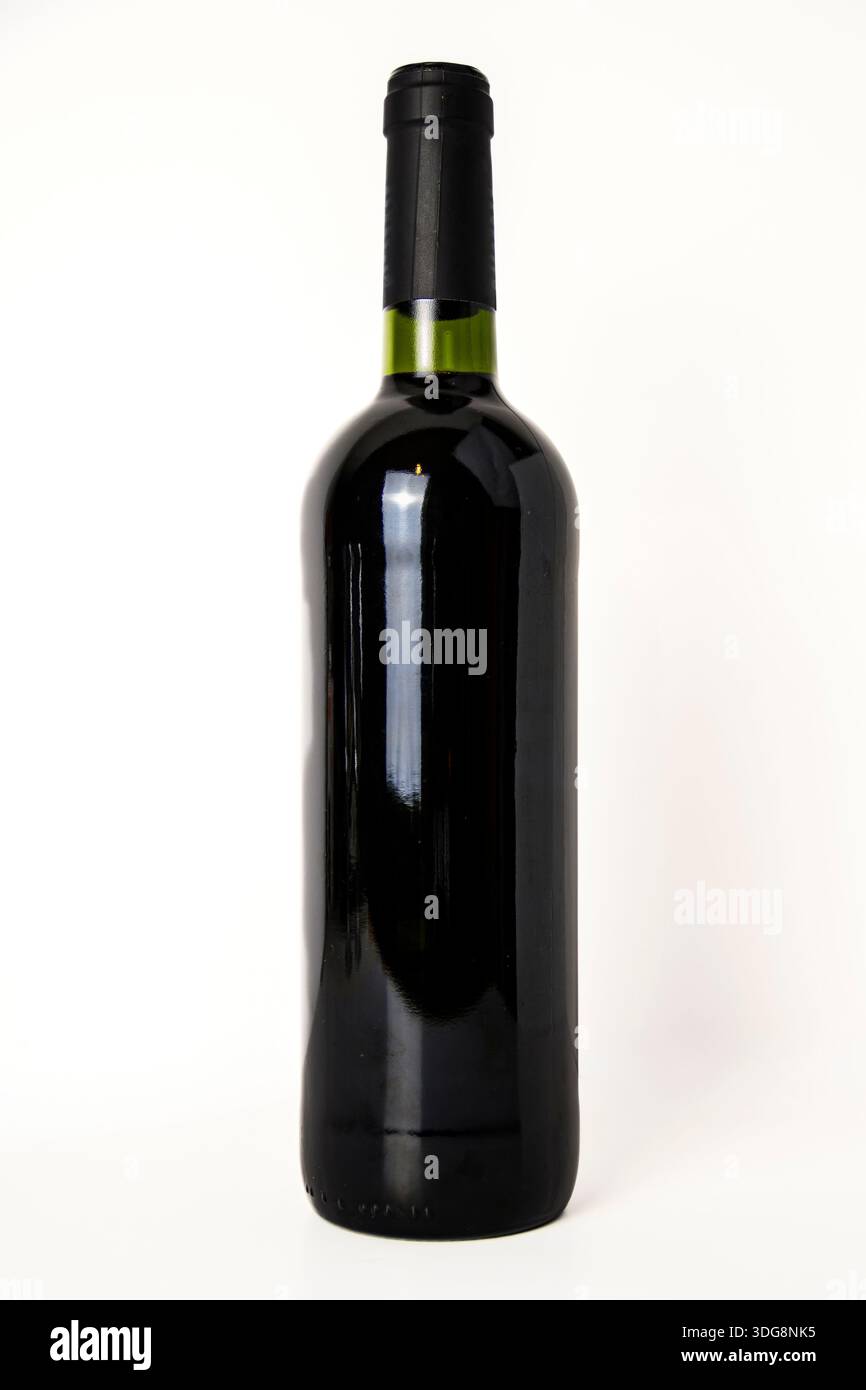 Foto da studio pulita di una bottiglia di vino generica senza etichetta, isolata su bianco con sfumature sottili, perfetta per mockup, packaging e pubblicità. Foto Stock