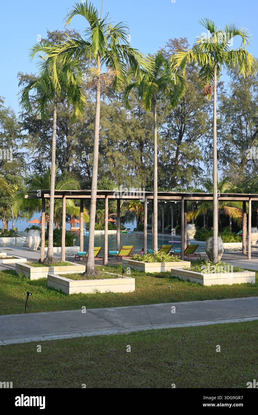 Vegetazione fitta e alberi su un'isola tropicale al largo della costa della Cambogia in un pomeriggio di gennaio soleggiato -- godetevi la meravigliosa natura e i servizi del resort Foto Stock
