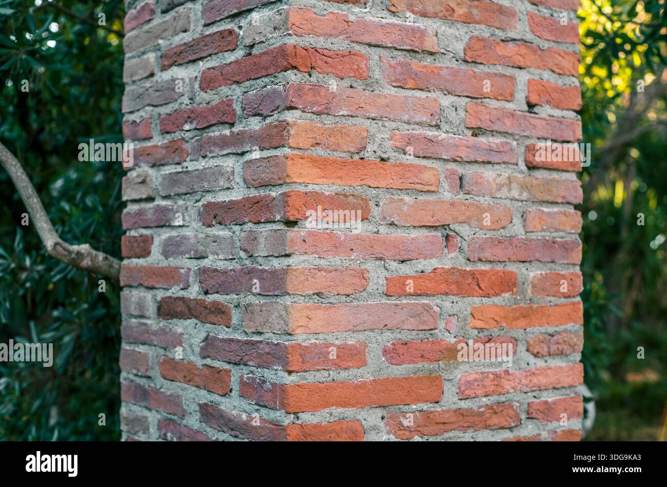 Dettaglio ravvicinato della colonna curva in mattoni rossi con Malta grigia in muratura tradizionale italiana. Foto Stock