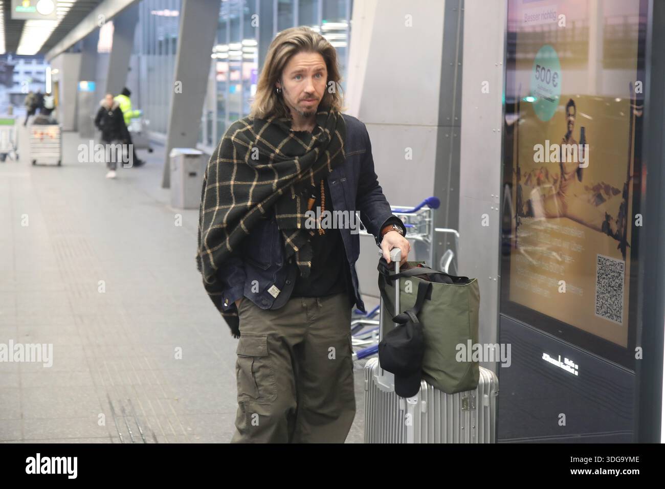 Francoforte sul meno, 15.01.2026 Gil Ofarim beim Abflug nach Australien ins RTL Dschungelcamp 2026 am Frankfurter Flughafen foto: Matthias Gränzdörfer credito: Mgfoto/Alamy Live News Foto Stock