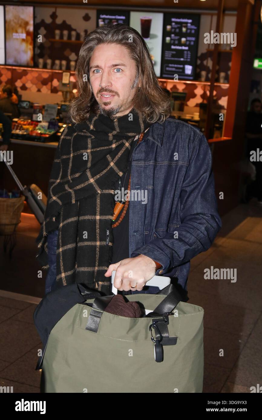 Francoforte sul meno, 16.01.2026 Gil Ofarim beim Abflug nach Australien ins RTL Dschungelcamp 2026 am Frankfurter Flughafen foto: Matthias Gränzdörfer credito: Mgfoto/Alamy Live News Foto Stock