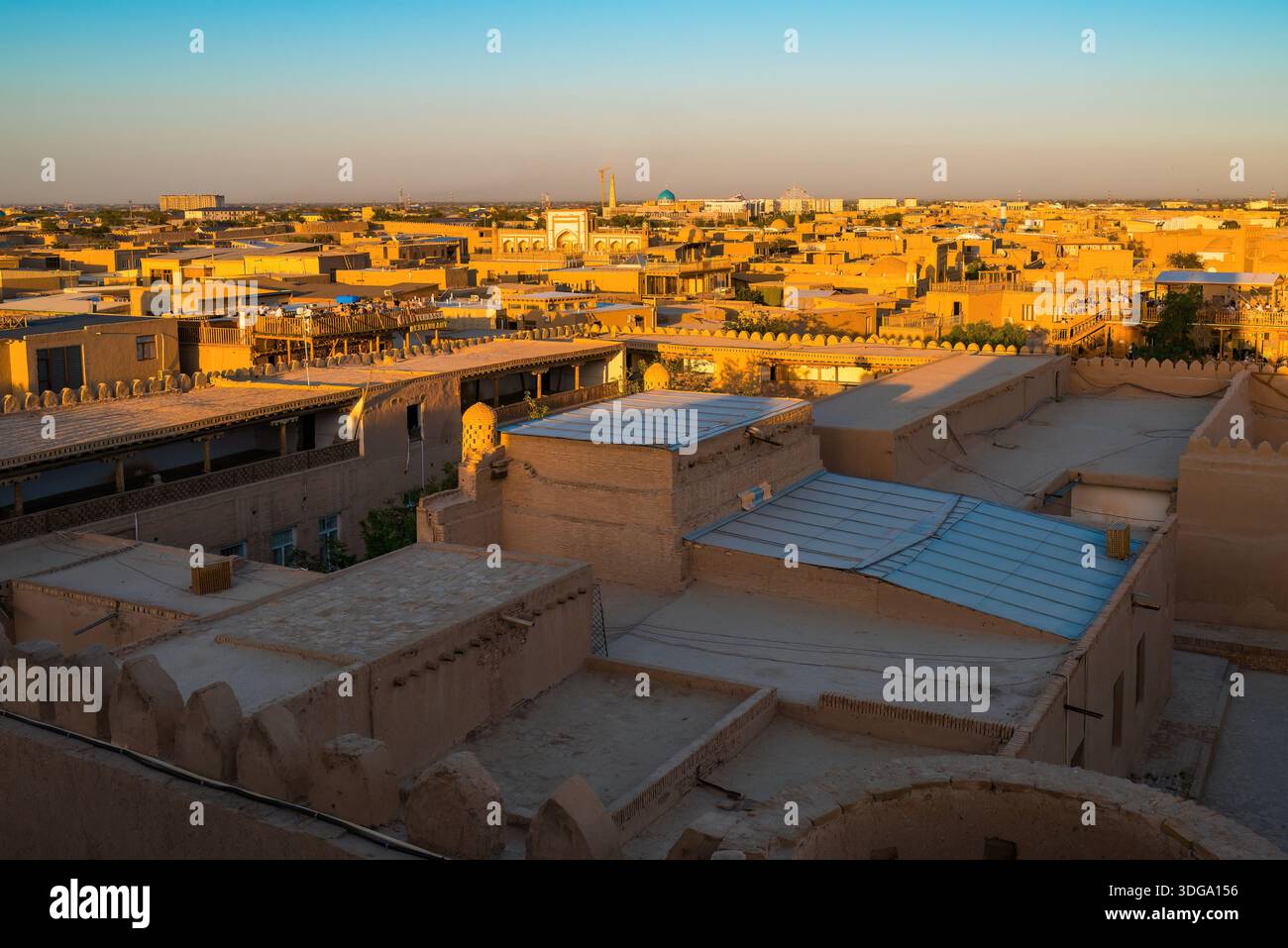 Tramonto su Itchan Kala, il cuore storico di Khiva, Uzbekistan Foto Stock