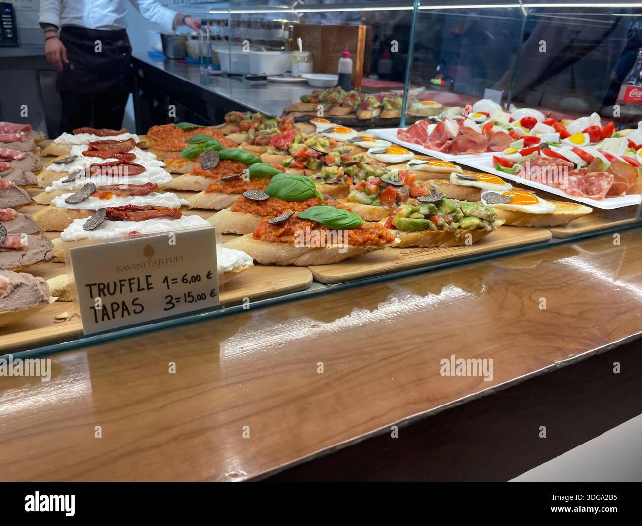 Selezione di tapas e antipasti italiani esposti presso un banco gastronomico, con ingredienti freschi, cucina locale e tradizionale cucina mediterranea Foto Stock