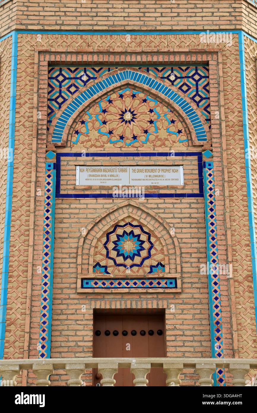 La Tomba del Profeta Noè si trova accanto alla Fortezza Vecchia. Le decorazioni in mattoni e piastrelle della tomba sono degne di nota. Nakhchivan, Azerbaigian. Foto Stock