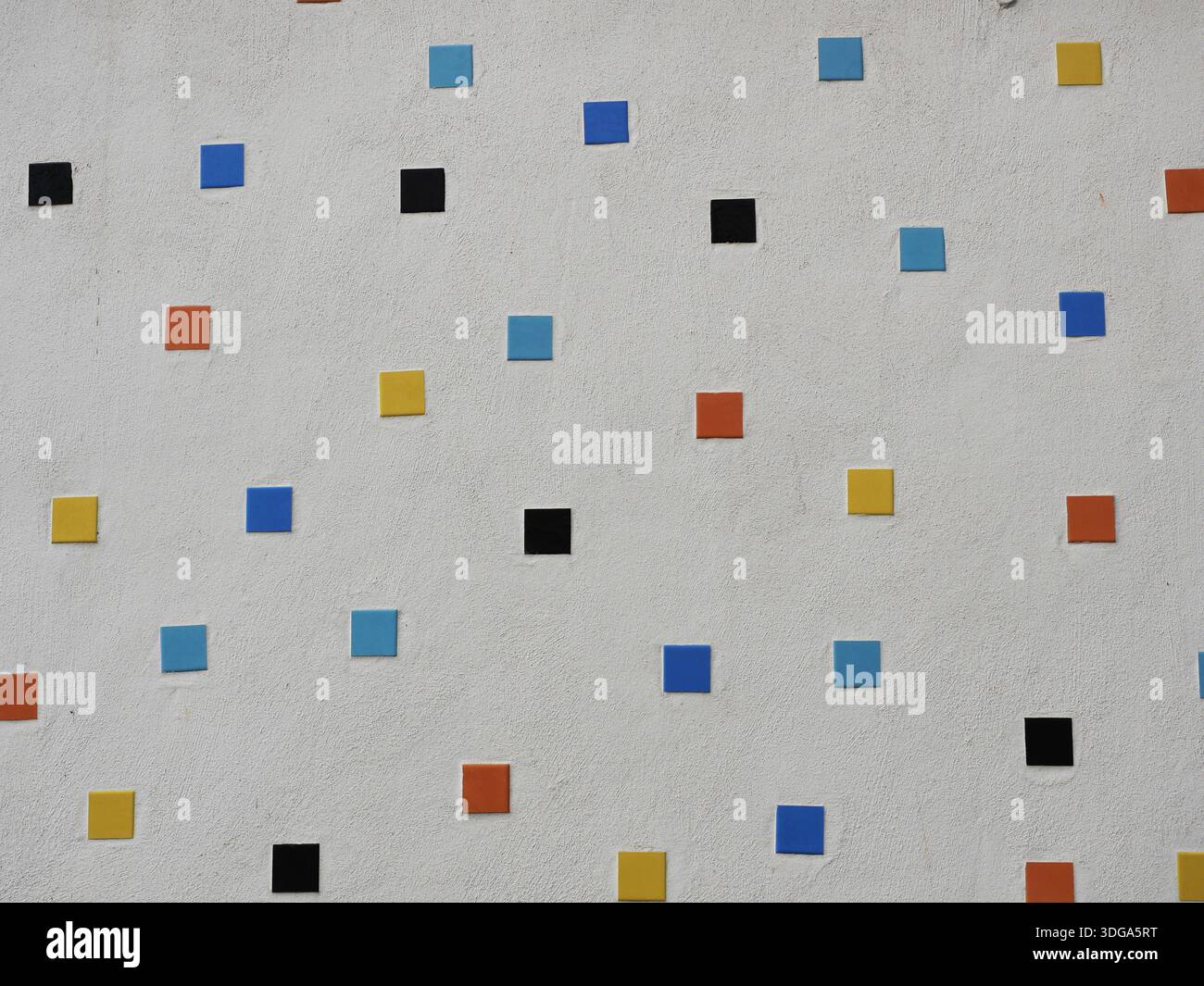 Facciata moderna con mosaico colorato di piastrelle quadrate su gesso chiaro. Adatto per aree di sfondo e testo. Copyspace. Foto Stock