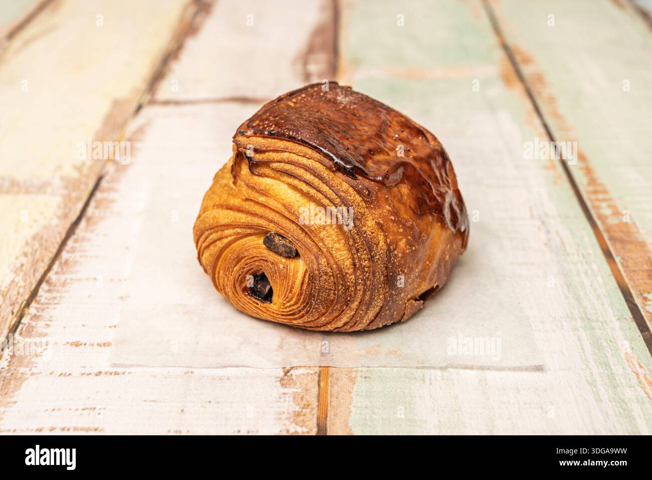 Un'immagine di due pains au chocolat su piatti abbinati, con caffè e succo d'arancia, che evocano una tranquilla mattinata piena di piccoli piaceri Foto Stock