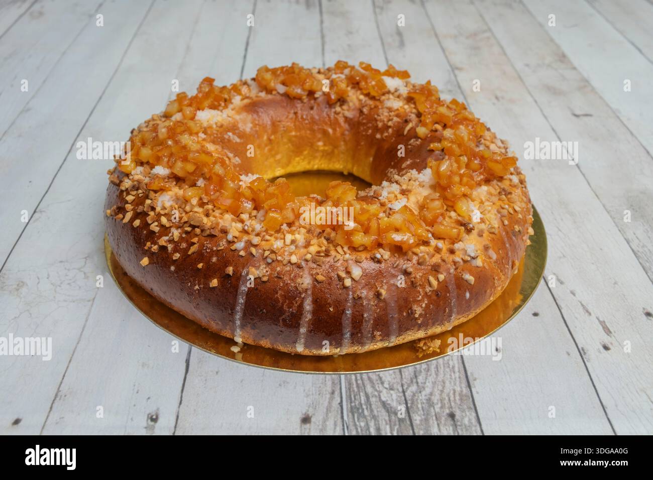 La perfezione di un roscón minimalista: Niente frutta candita, solo l'impasto lucido e le mandorle tostate a scaglie disposte in un motivo geometrico Foto Stock