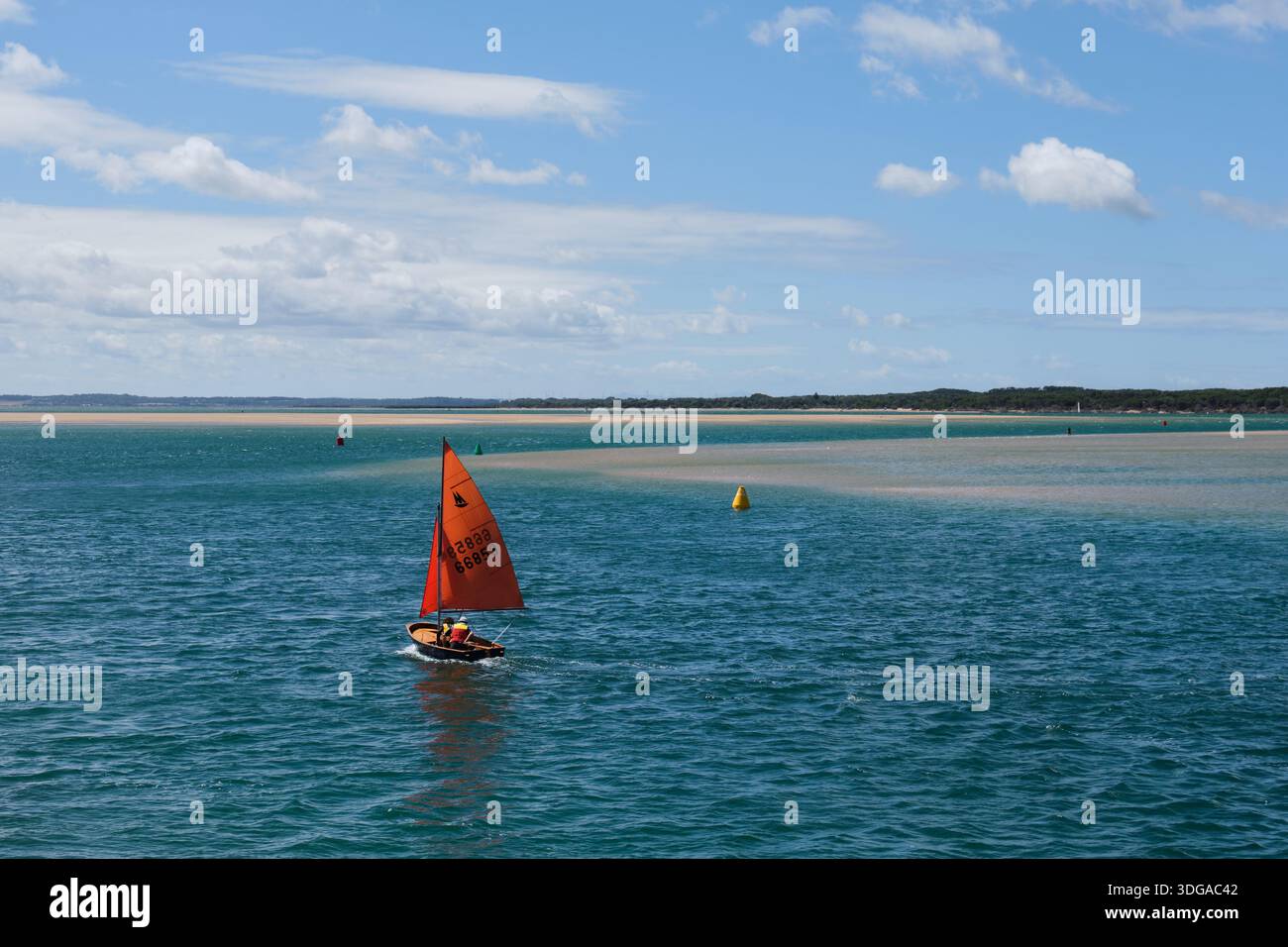 I giovani marinai godono del clima perfetto - Inverloch, Victoria, Australia Foto Stock