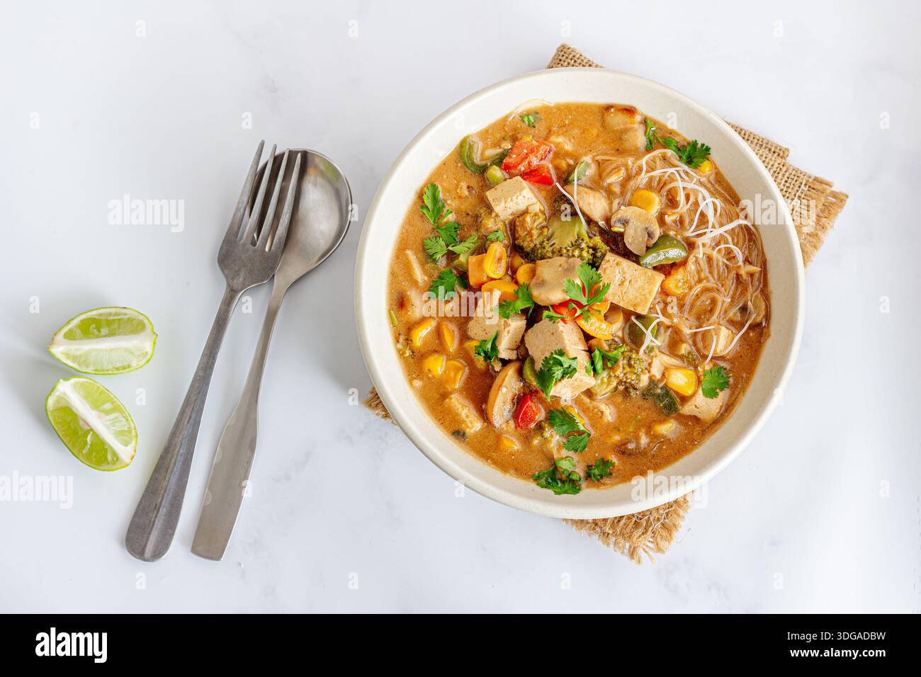 Zuppa di tagliatelle asiatiche ad alta proteina Vegan Foto Stock
