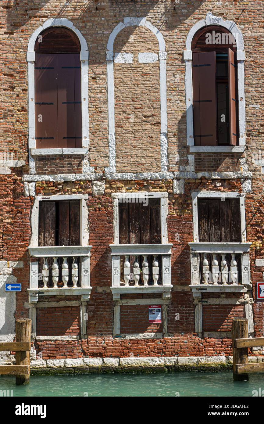 Palazzo Tetta: Uno storico edificio veneziano in mattoni sul canale. Foto Stock