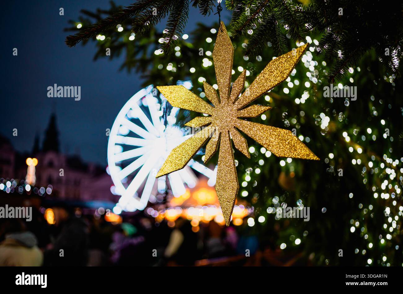Ornamento Golden Christmas Star al mercatino invernale festivo Foto Stock