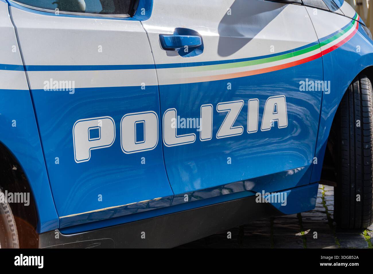 Cartello "POLIZIA" scritto in italiano a fianco di un veicolo di pattuglia e di intervento della polizia. Concetti di criminalità e di applicazione della legge in Italia Foto Stock