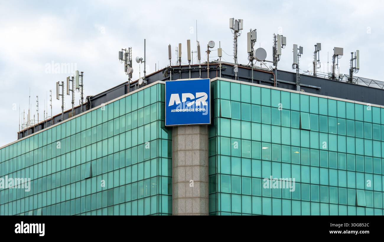 Vista esterna di un edificio degli aeroporti di Roma (ADR), società italiana che gestisce i due aeroporti di Roma: Leonardo da Vinci-Fiumicino (FCO) e Ciampino Foto Stock