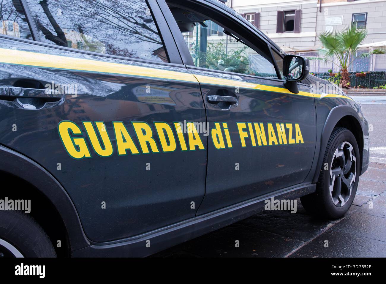 La "Guardia di Finanza" è scritta su un veicolo d'intervento del Gard finanziario, un'agenzia militare italiana di polizia, Roma, Italia Foto Stock