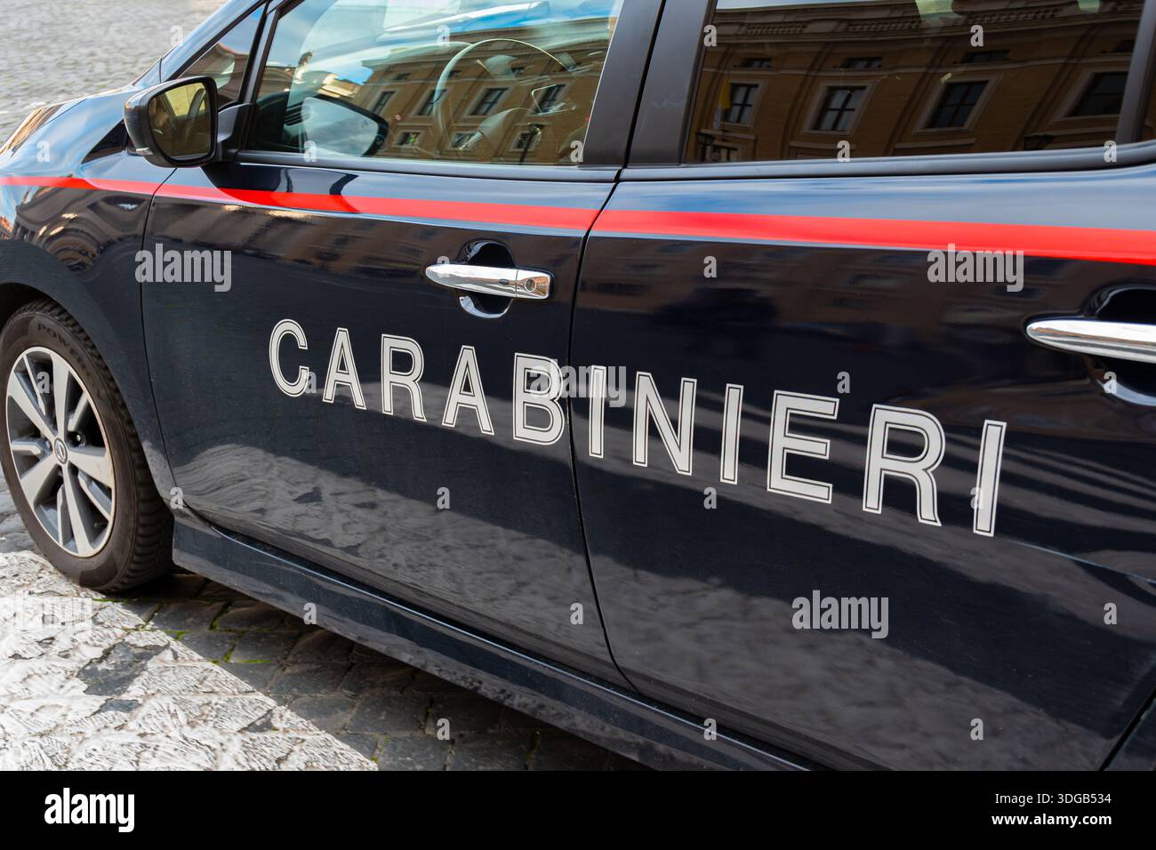Cartello "CARABINIERI" scritto in italiano a fianco di un veicolo di pattuglia e di intervento appartenente all'ente italiano di polizia carabinieri Foto Stock