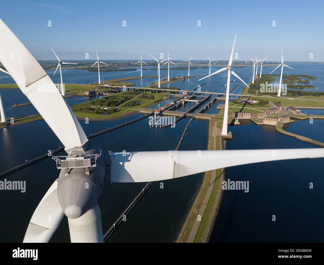 Parco eolico che genera energia pulita vicino alle chiuse dei canali Foto Stock