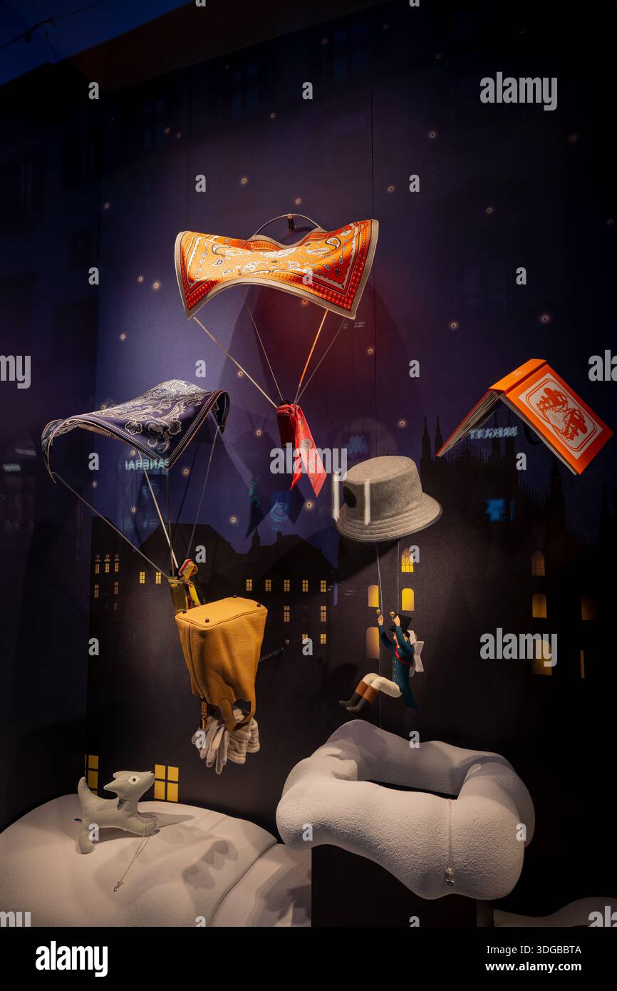 Milano, Italia - 2026, 13 gennaio: La splendida vetrina Hermes FW25 presenta sciarpe galleggianti e accessori chic in una notte stravagante e fantasiosa Foto Stock