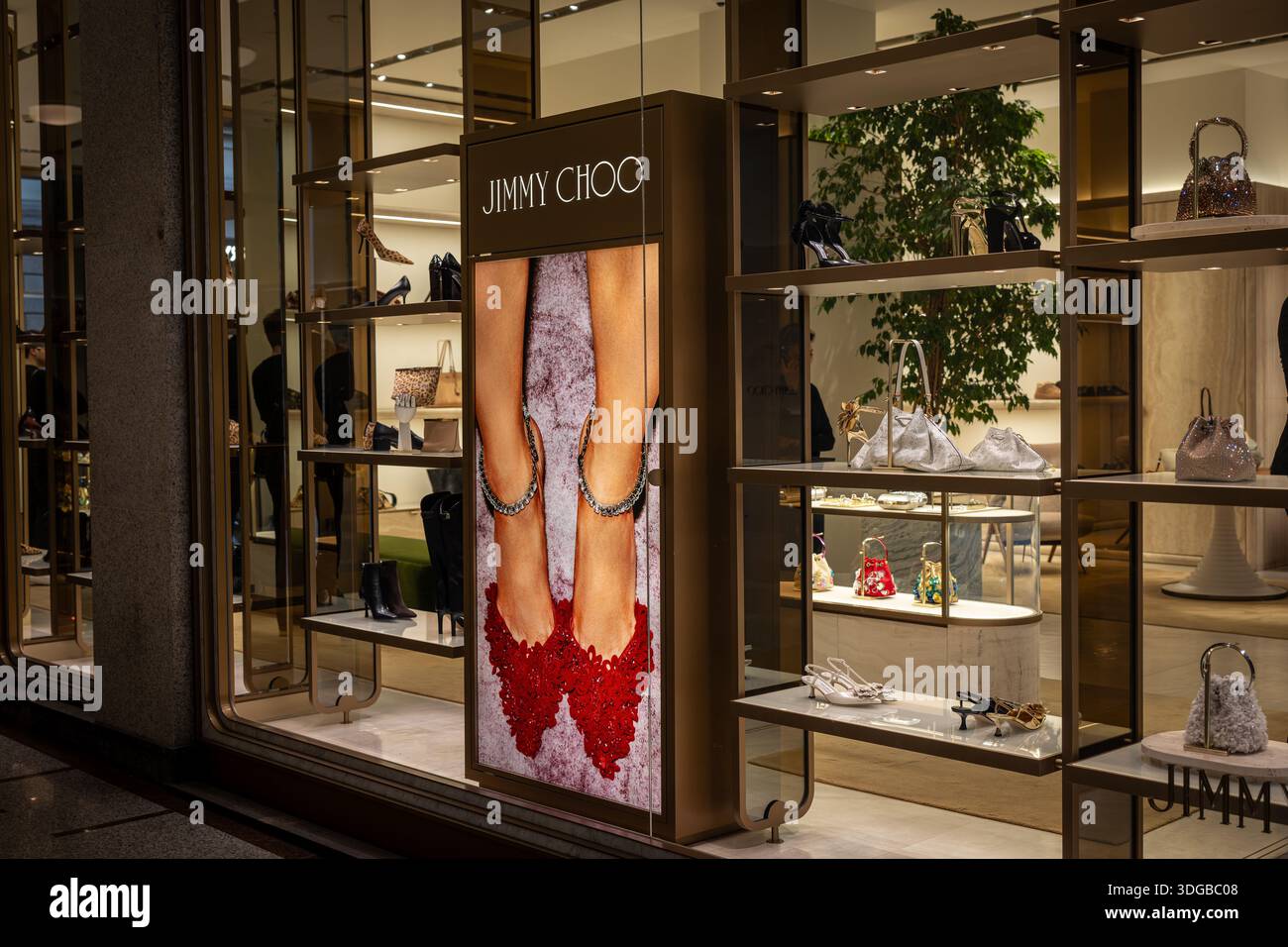 Milano, Italia - 2026, 13 gennaio: Elegante finestra boutique Jimmy Choo FW25 con scarpe glamour, accessori scintillanti e borse chic in un lusso moderno Foto Stock