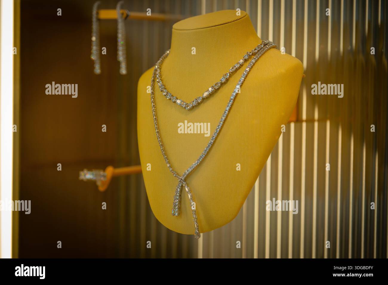 Milano, Italia - 2026, 13 gennaio: Collana di diamanti Swarovski FW25 elegantemente esposta su un manichino d'oro, che mette in risalto il lusso moderno e la sofisticatezza Foto Stock