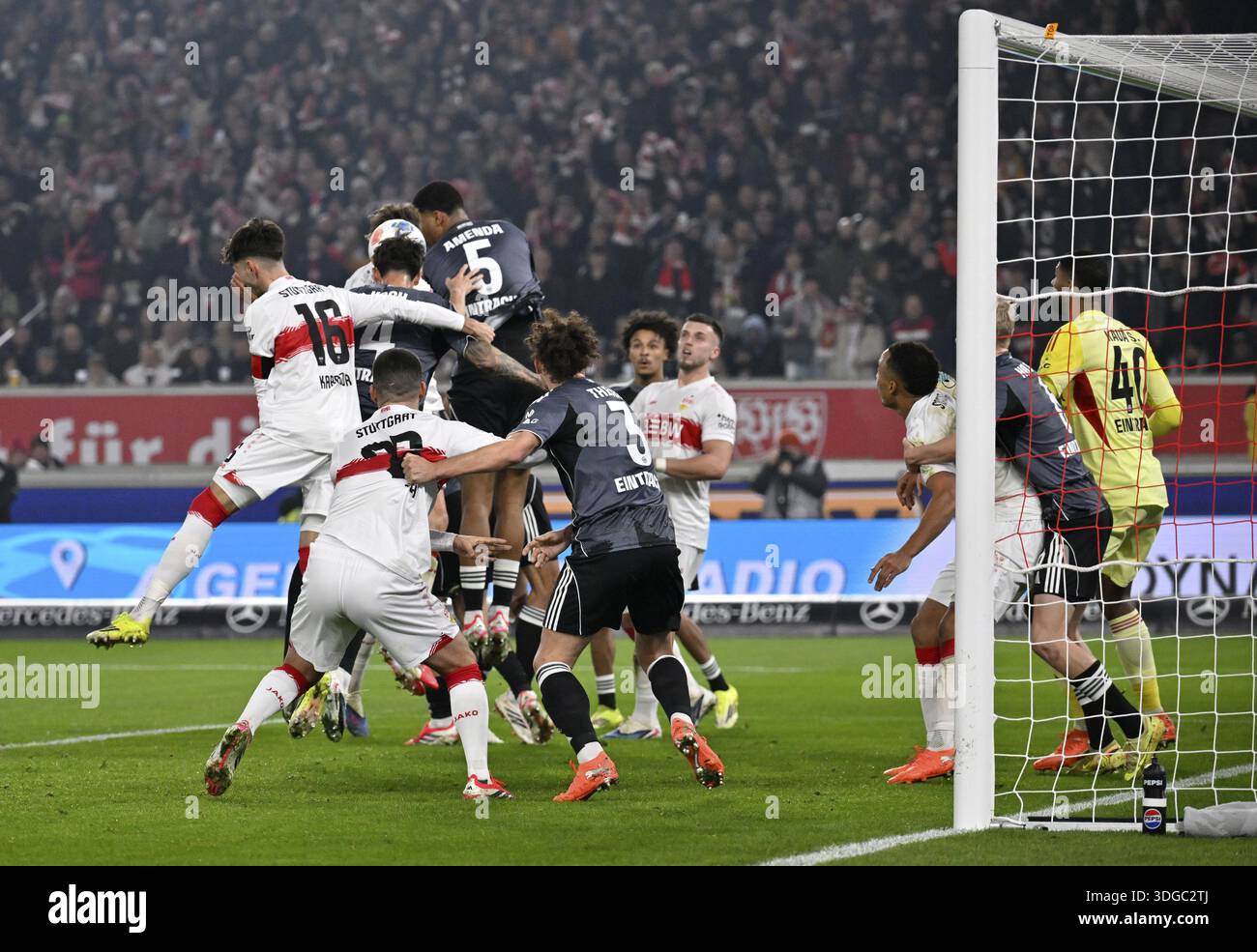 Scena area di rigore, scena area di rigore testa duello azione Aurele Amenda Eintracht Frankfurt SGE (05) Robin Koch Eintracht Frankfurt SGE (04) Atakan Foto Stock