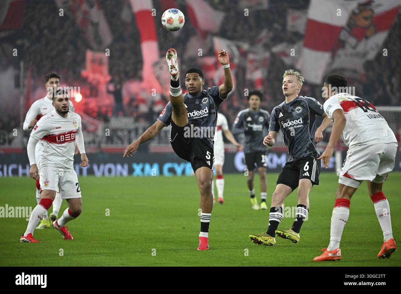 Aurele Amenda Eintracht Frankfurt SGE (05) azione sul pallone Oscar Hojlund Eintracht Frankfurt SGE (06) Deniz Undav VfB Stuttgart (26) Jamie Leweling Foto Stock
