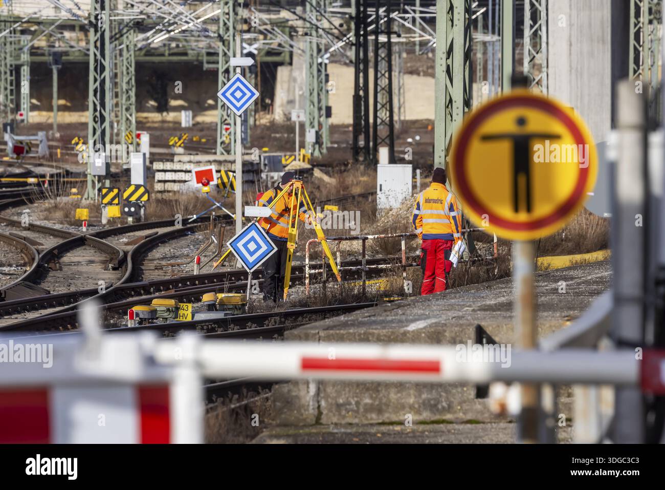 Lavori di costruzione alla stazione centrale di Ulm: Fino al 19 gennaio 2026, non ci saranno treni a lunga percorrenza, i treni regionali saranno limitati. La Grease Foto Stock