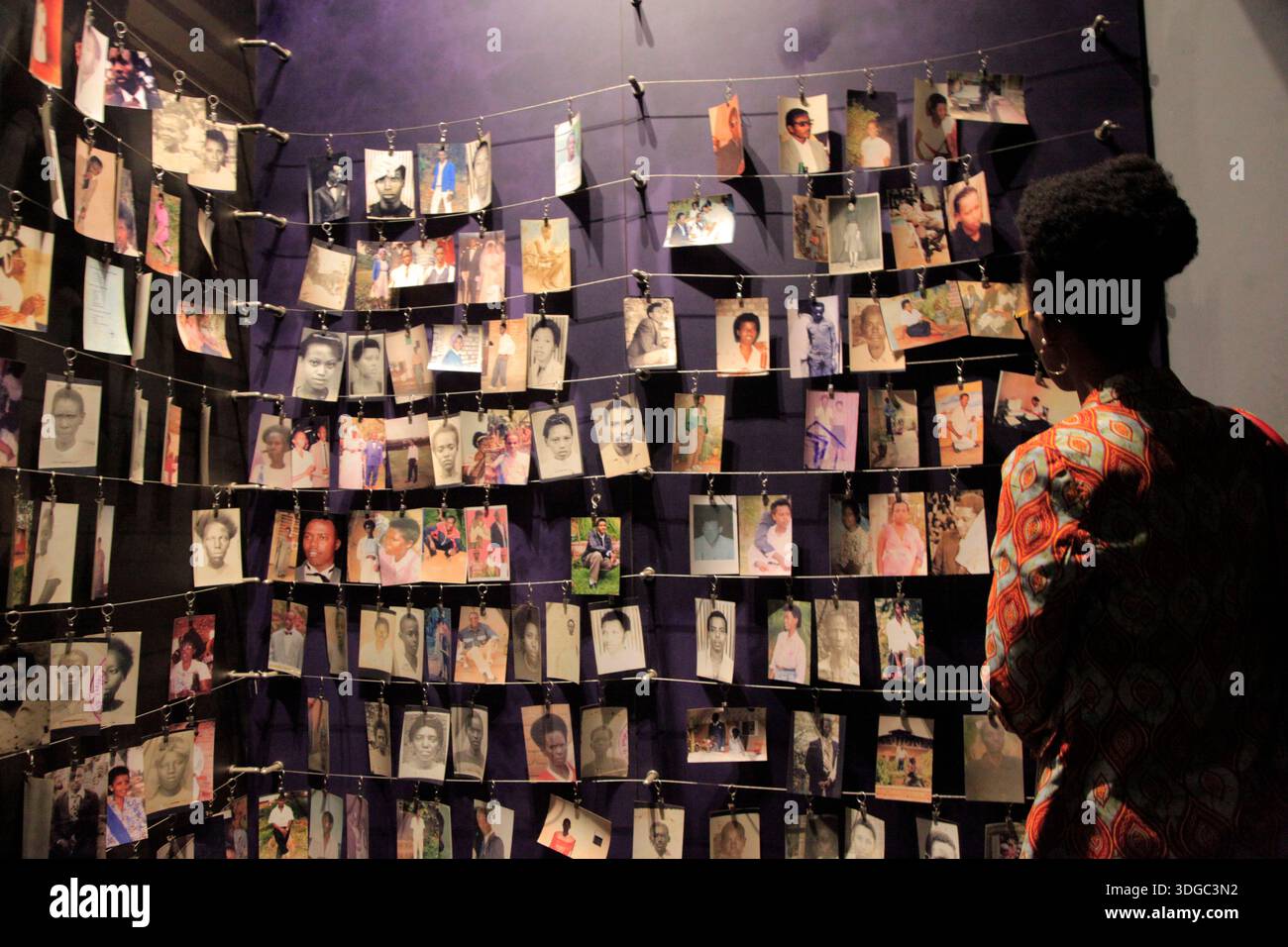 Ruanda, Kigali. Foto delle vittime del genocidio del 1994, all'interno del Kigali Genocide Memorial, dove oltre 250.000 persone hanno riposato. Foto Stock