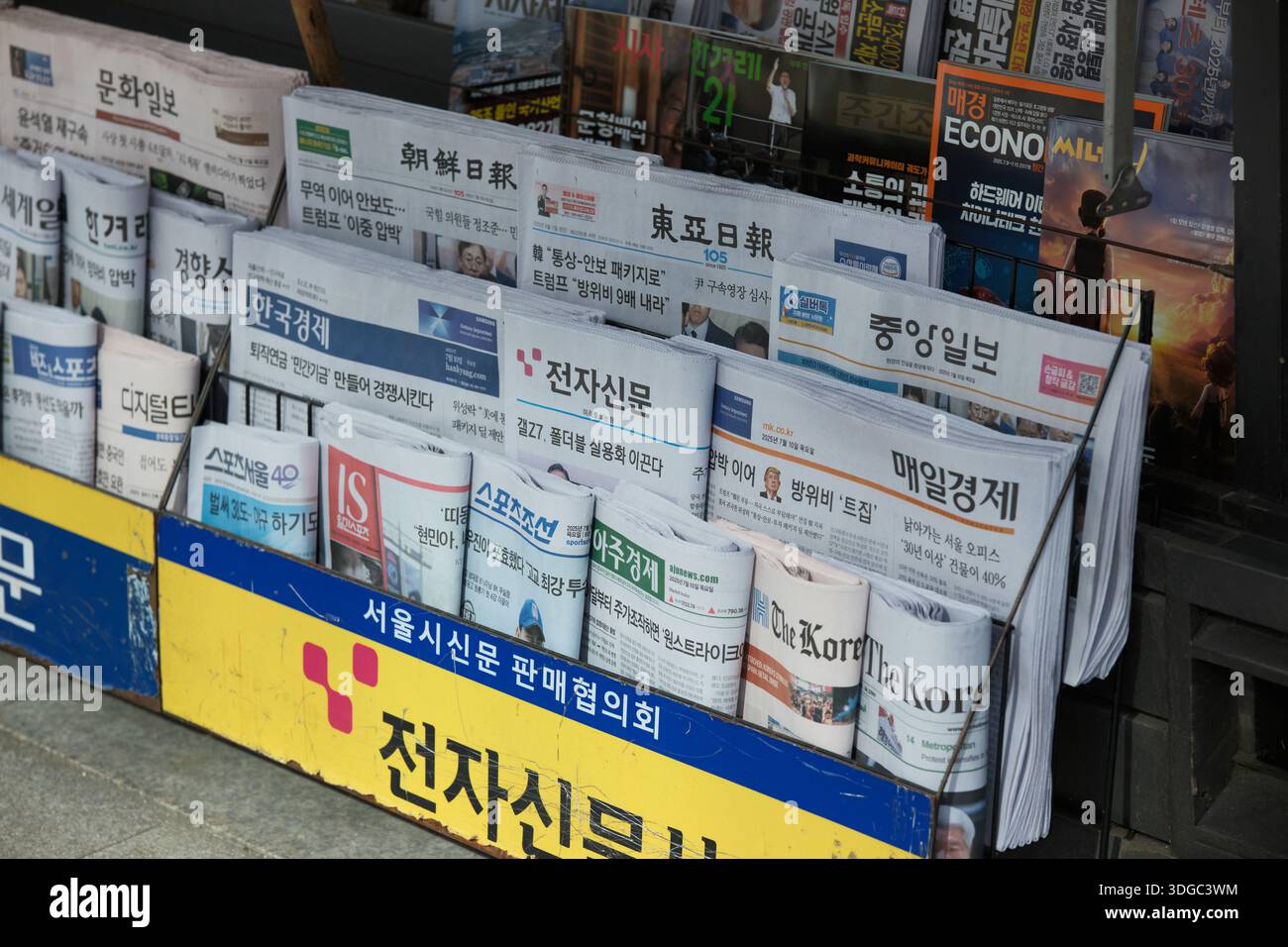 Edicola di strada che espone quotidiani e riviste coreane a Seoul, riflettendo la tradizionale distribuzione dei media cartacei e la cultura delle notizie Foto Stock