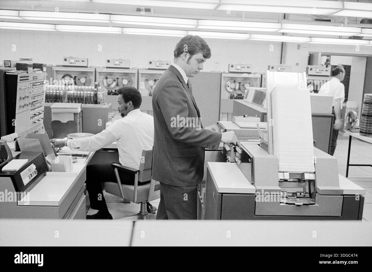 Sala computer retrò con mainframe e unità a nastro, anni '1970 - foto di U.S. News & World Report Foto Stock
