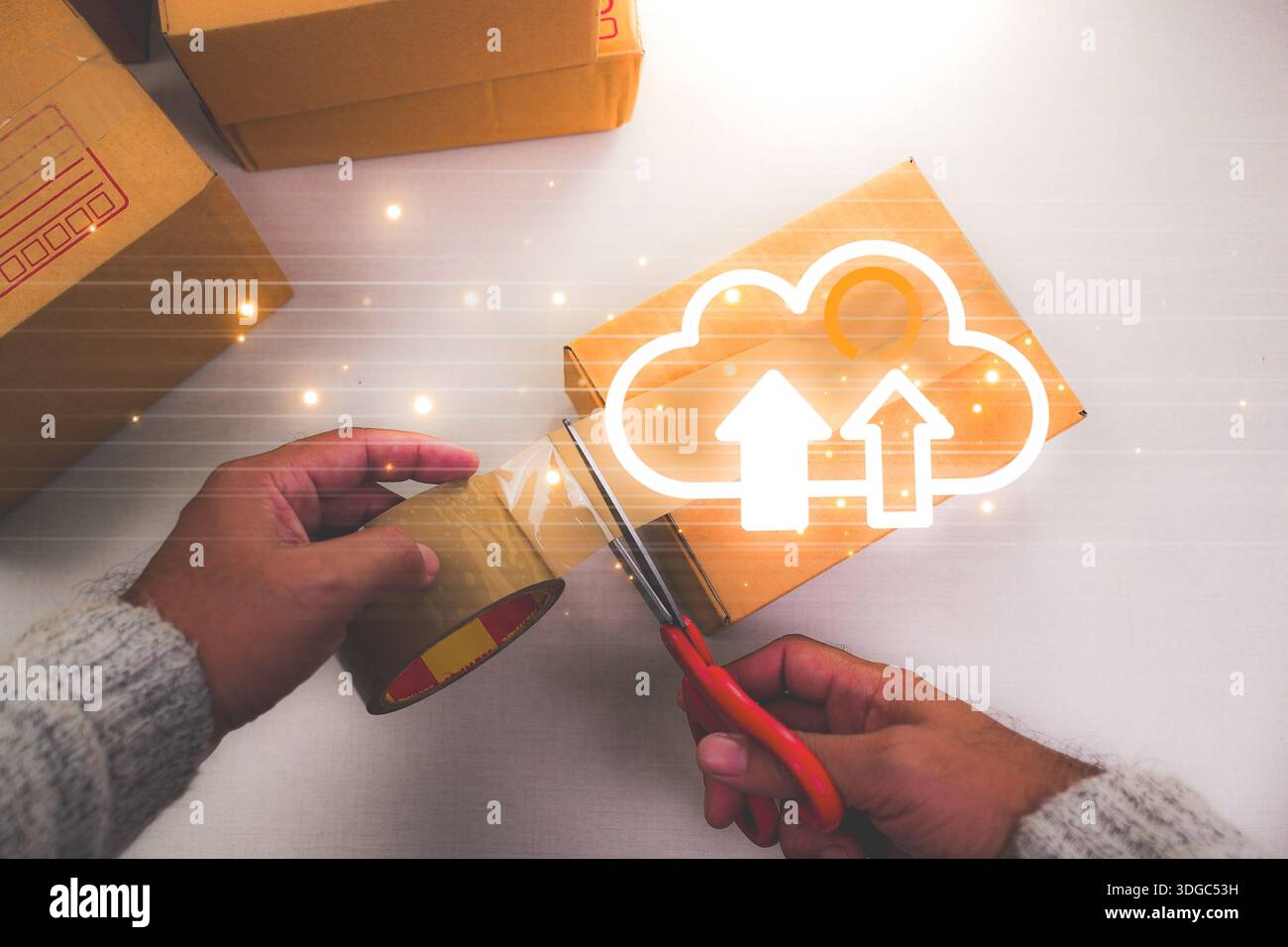 Semplificate il vostro business con la logistica basata su cloud. Una persona imballa una scatola con un'icona luminosa di caricamento cloud, che simboleggia i dirigenti della catena di fornitura digitale Foto Stock
