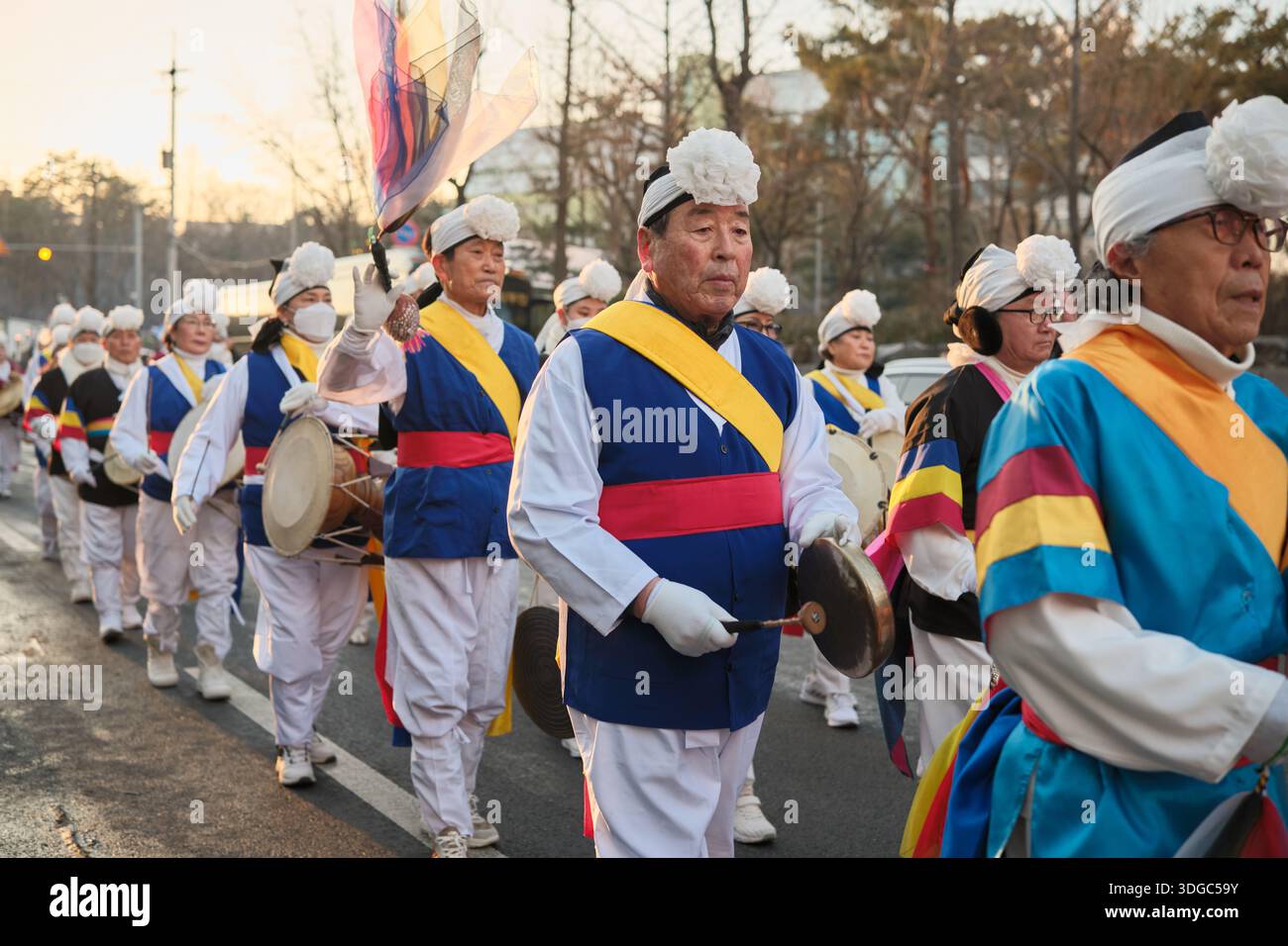 Seoul, Corea del Sud: Artisti anziani che suonano la batteria tradizionale coreana durante la sfilata di strada che celebra il patrimonio culturale Foto Stock
