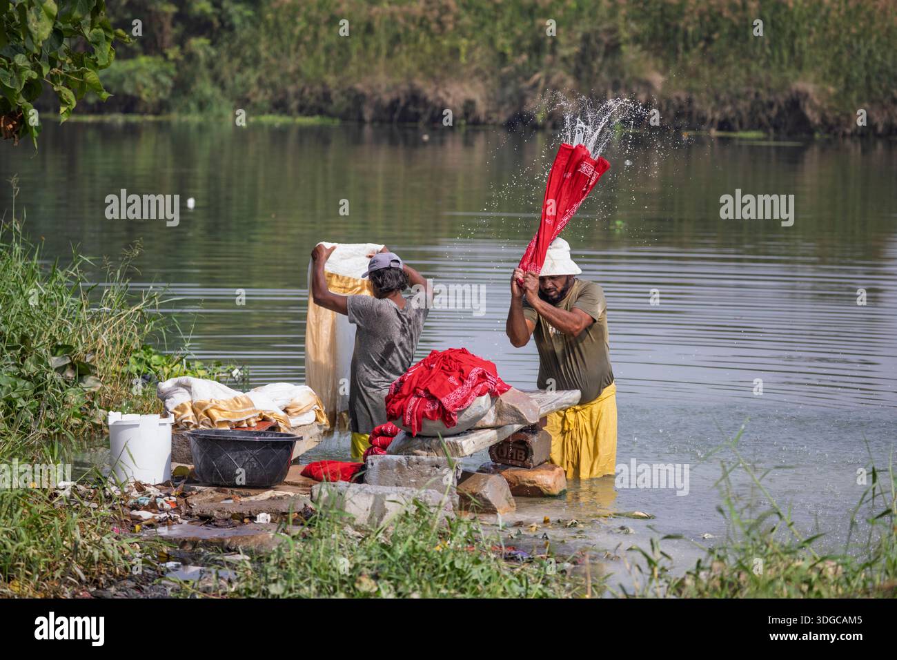 Vestiti lavati sul fiume Gomti, Lucknow, Uttar Pradesh, India Foto Stock