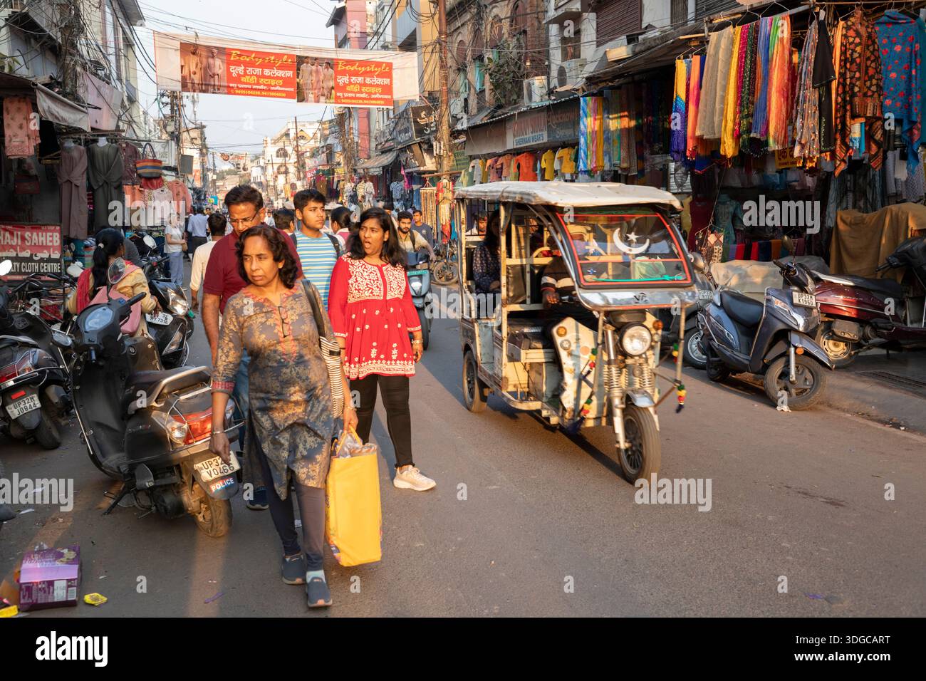 Scena di strada trafficata, Lucknow, Uttar Pradesh, India Foto Stock