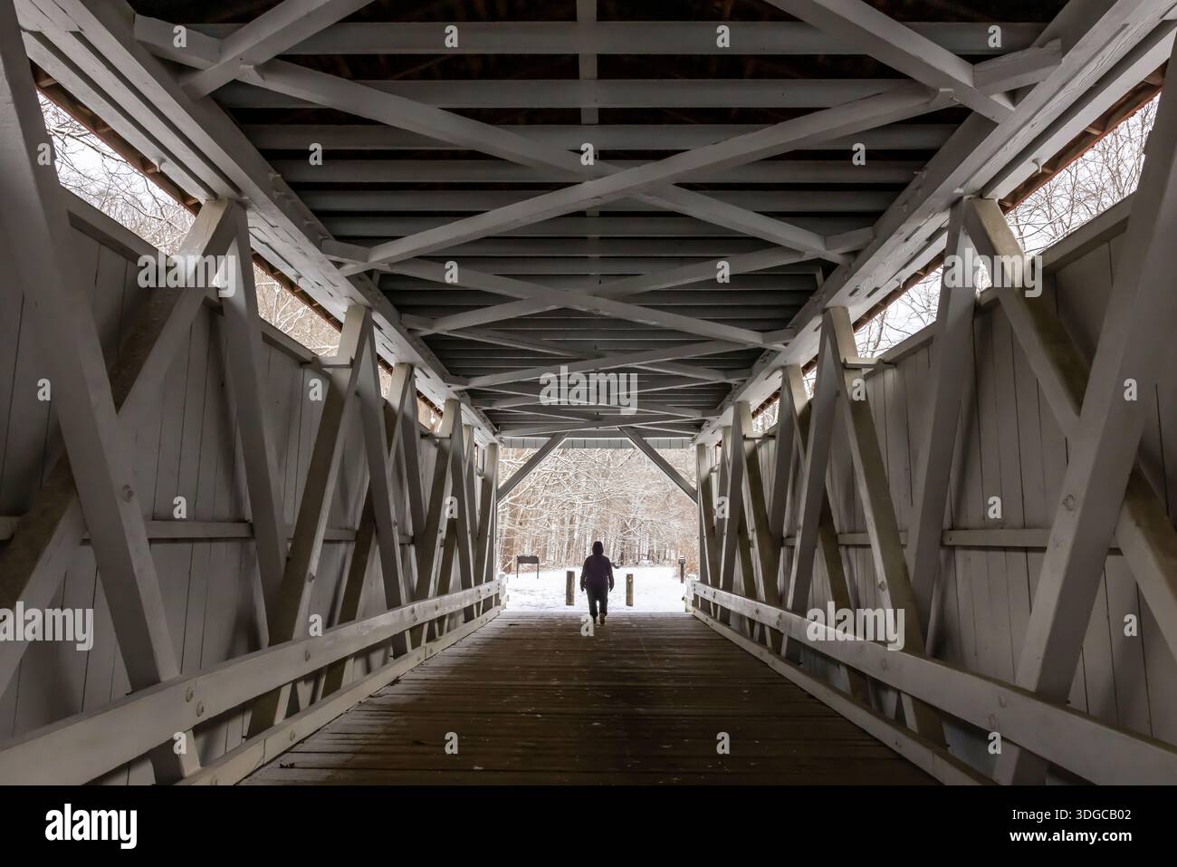 Donna che cammina attraverso l'Everett Covered Bridge nel Cuyahoga Valley National Park, Ohio, USA Foto Stock