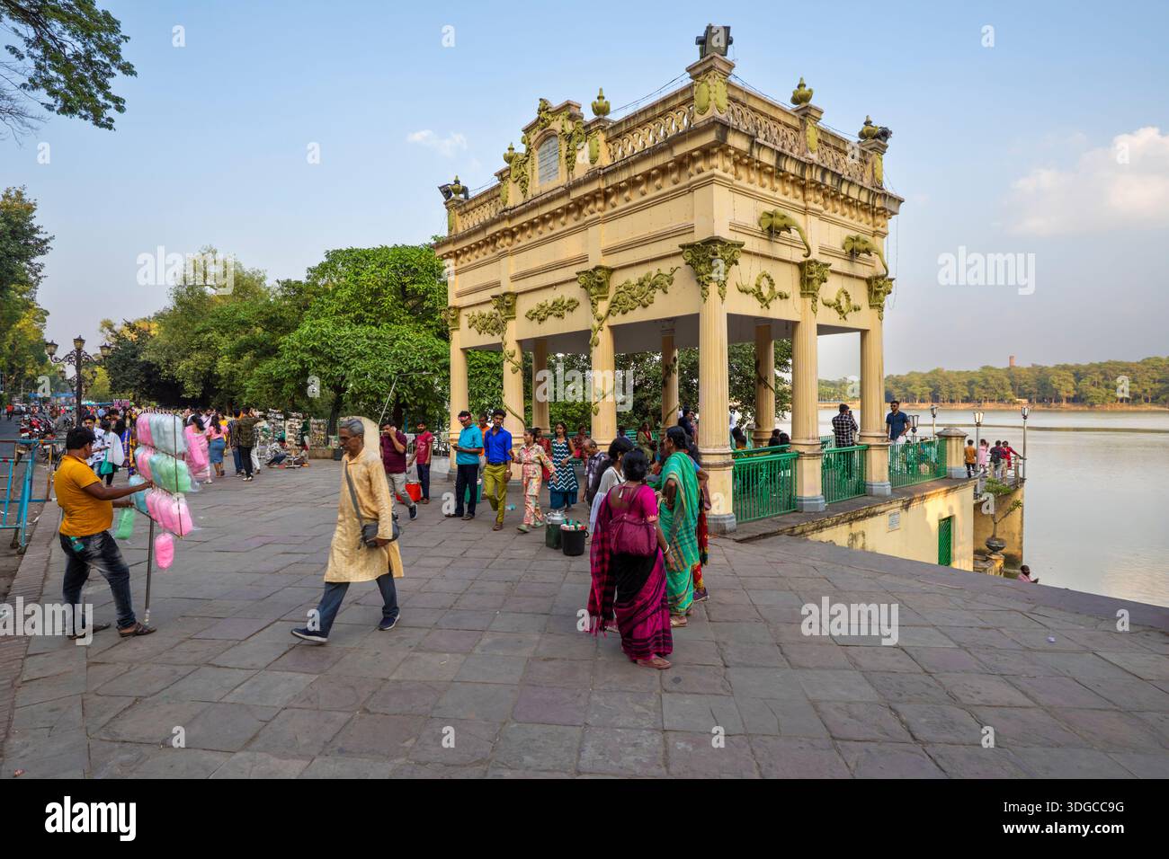 Monumento in stile coloniale francese e passeggiata lungo il fiume al tramonto presso Jora Ghat, Strand Road, Barabazar, Chandannagar, Bengala Occidentale, India Foto Stock
