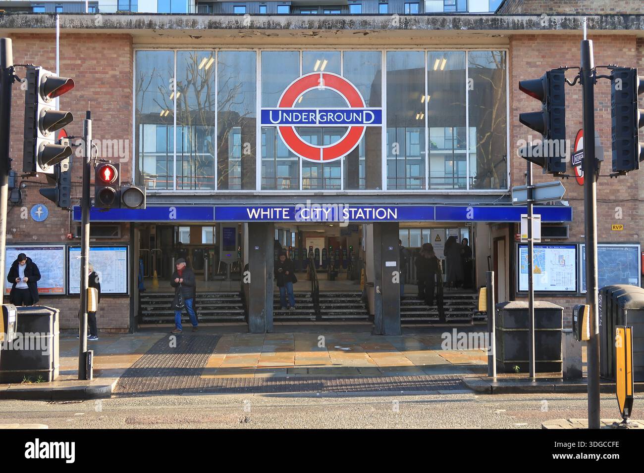 Vista esterna della stazione della metropolitana di White City, Wood Lane, Londra, Regno Unito. Design classico anni '1930. Linea centrale. Foto Stock