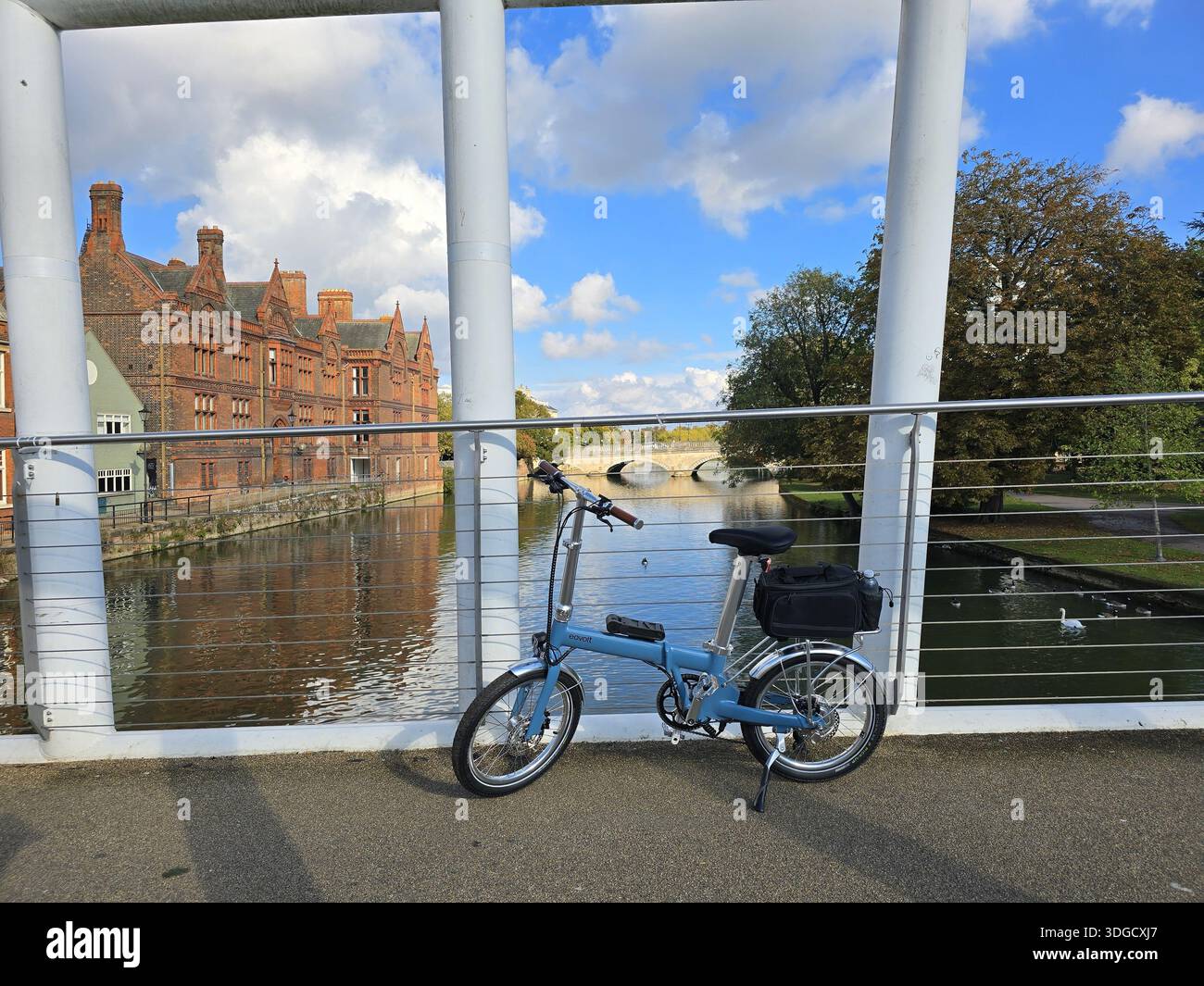 Bicicletta elettrica pieghevole su un ponte sul fiume Foto Stock