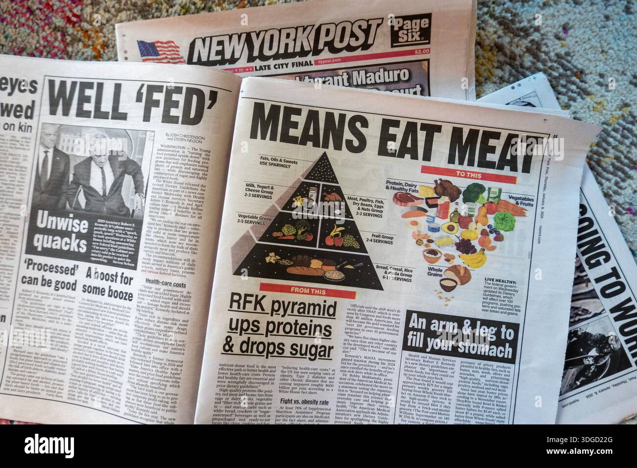 STILL Life del novembre 2025 copertura del giornale New York Post sulla New Government Food Pyramid, New York City, USA Foto Stock