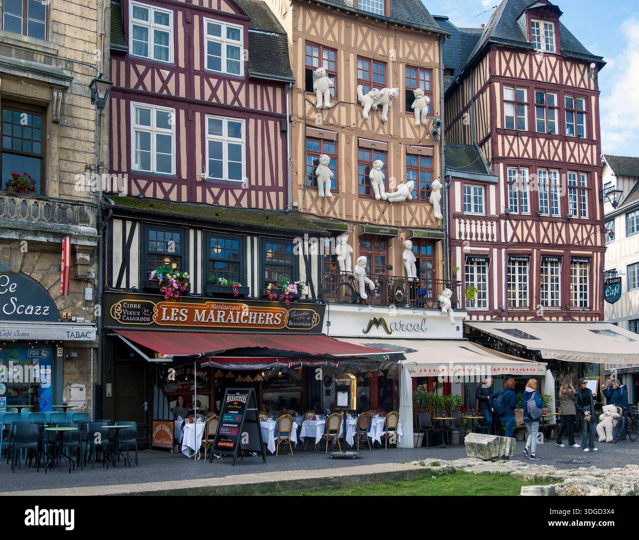 Teddy Bears adorna un edificio in Place du Vieux-Marché a Rouen, Normandia, Francia Foto Stock