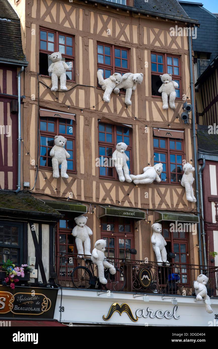 Teddy Bears adorna un edificio in Place du Vieux-Marché a Rouen, Normandia, Francia Foto Stock