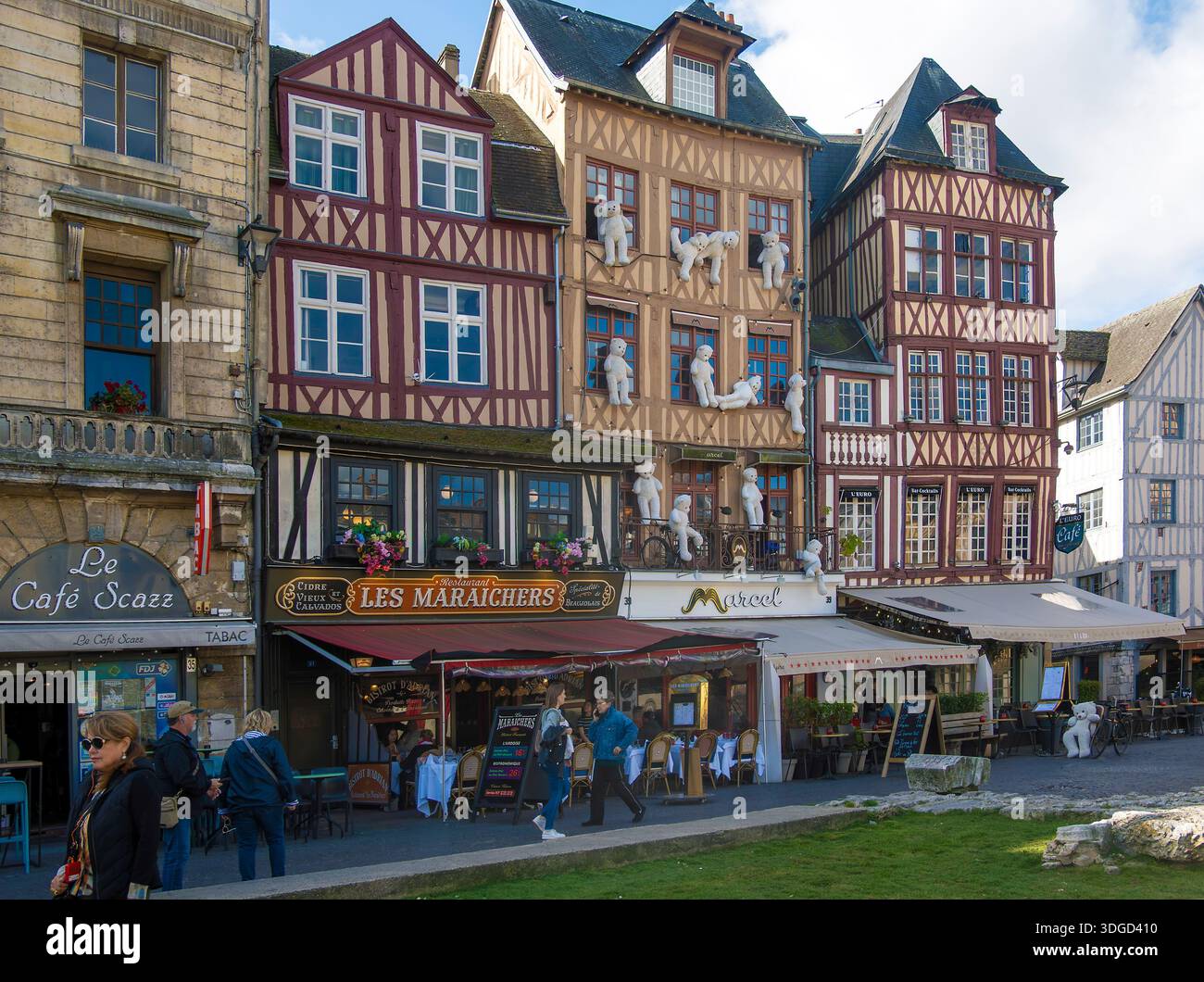 Teddy Bears adorna un edificio in Place du Vieux-Marché a Rouen, Normandia, Francia Foto Stock
