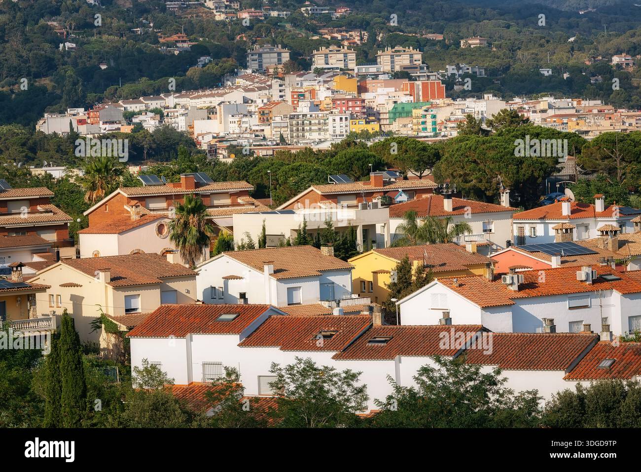 Vista di una città costiera spagnola in estate, popolare destinazione di viaggio Foto Stock