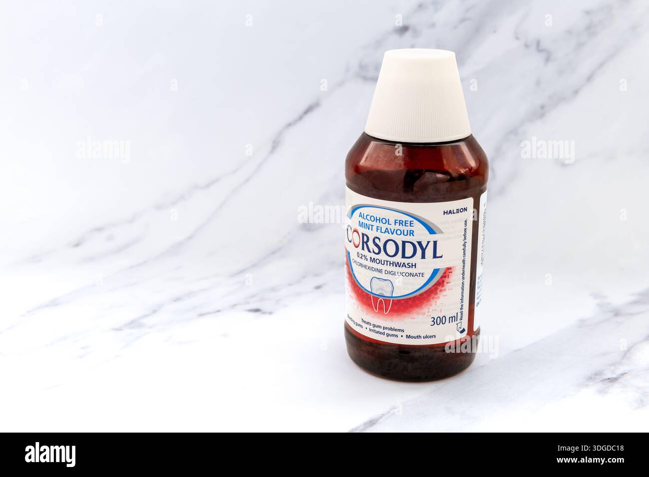 Londra. Regno Unito - 14 gennaio 2026. Primo piano di una bottiglia di lavaggio bocca Corsodyl senza alcool, al gusto di menta, isolato su fondo di marmo bianco. Foto Stock