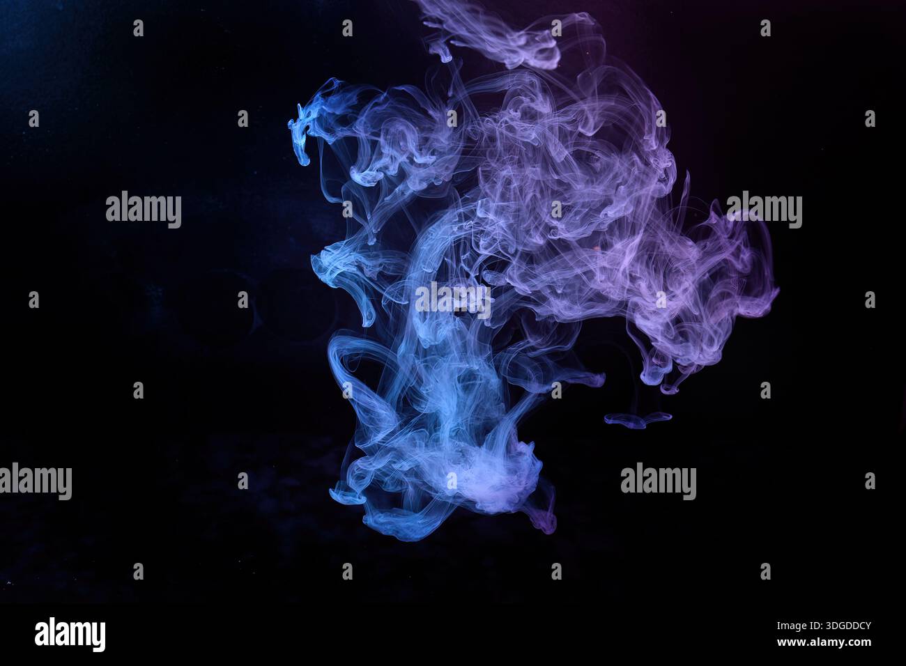 Inchiostro colorato che scorre nell'acqua creando motivi astratti Foto Stock