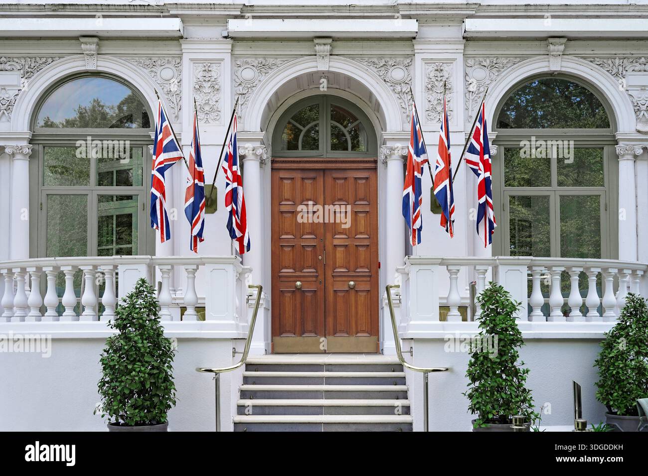 Ingresso all'edificio decorato con bandiere britanniche Foto Stock