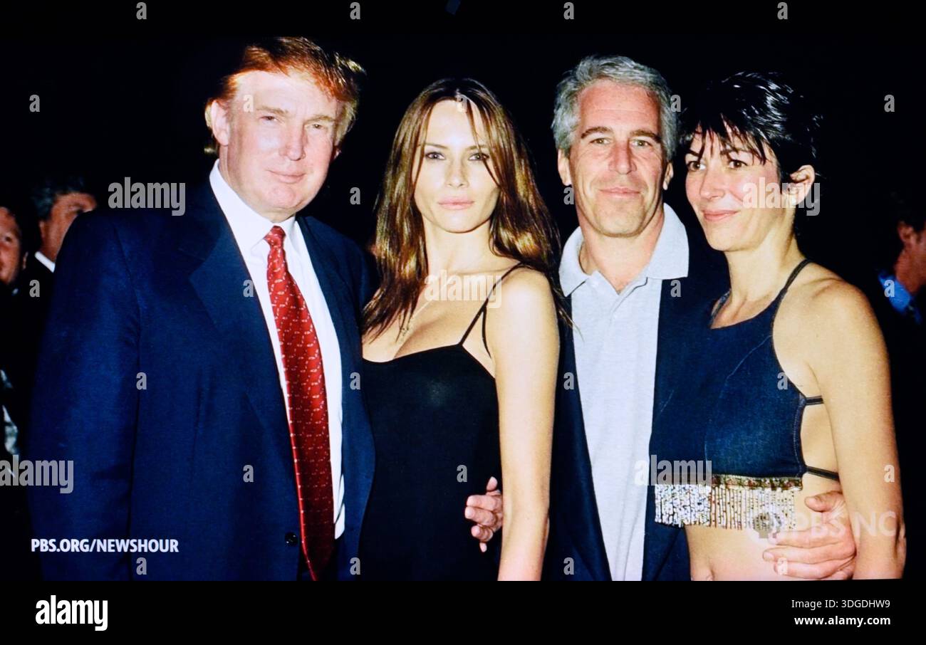 Uno screenshot del News Hour della PBS di una fotografia che mostra il presidente degli Stati Uniti Donald Trump che socializza con l'accusato pedaphile Jeffrey Epstein. Foto Stock