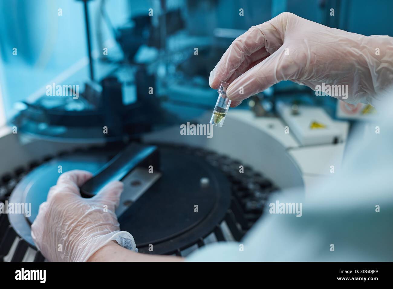 Donna che presta la ricerca medica con centrifuga in ospedale, focus selettivo. Foto Stock