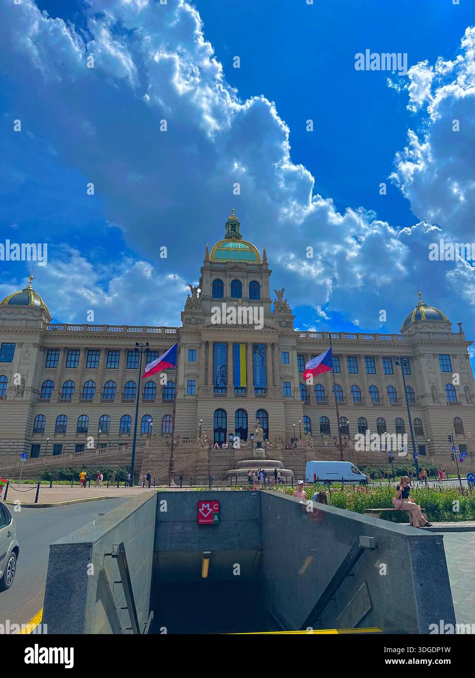 Museo nazionale in Piazza Venceslao a Praga, Repubblica Ceca, vista diurna di un monumento storico e culturale, nessun popolo. - Immagine stock catturata con smartphone